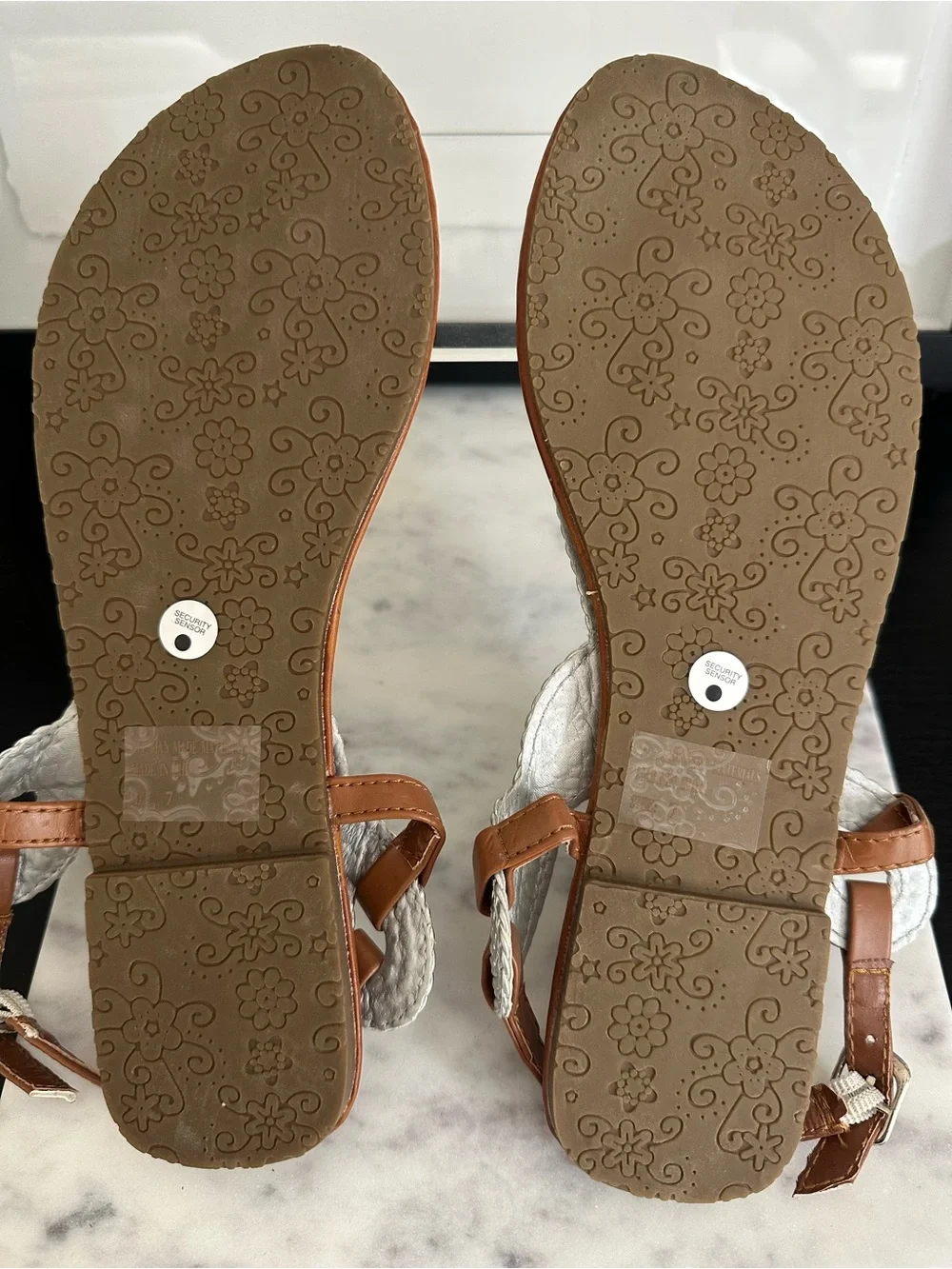 NWOT Charlotte Russe Silver Braided T-Strap Sandals with Brown Footbed - Picture 2 of 2